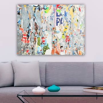 Canvastavla 70x100 cm - Abstrakt komposition av färgglada, slitna affischer och klistermärken som skapar en dynamisk och texturerad yta - Grå / Blå / Orange - Inredning - Tavlor & posters - Canvastavla