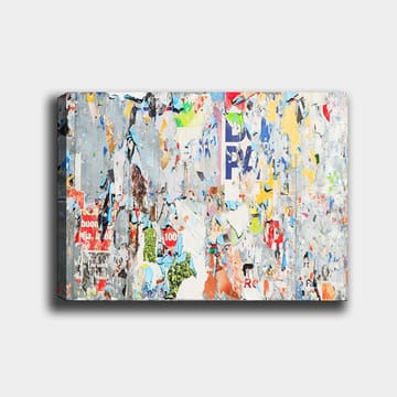 Canvastavla 70x100 cm - Abstrakt komposition av färgglada, slitna affischer och klistermärken som skapar en dynamisk och texturerad yta - Grå / Blå / Orange - Inredning - Tavlor & posters - Canvastavla