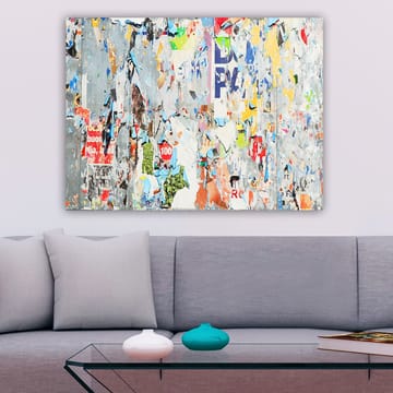 Canvastavla 70x100 cm - Abstrakt komposition av färgglada, slitna affischer och klistermärken som skapar en dynamisk och texturerad yta - Grå / Blå / Orange - Inredning - Tavlor & posters - Canvastavla