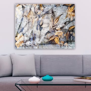 Canvastavla 70x100 cm - Abstrakt komposition av löv och tidningspapper som skapar en känsla av natur och tidens gång - Grå / Beige / Brun - Inredning - Tavlor & posters - Canvastavla