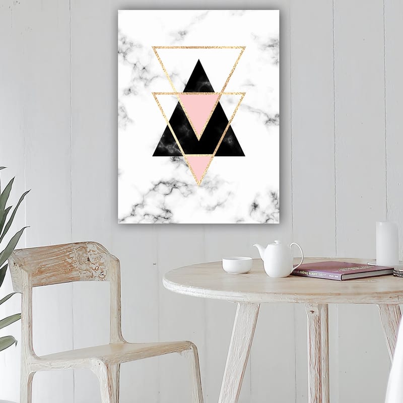 Canvastavla 70x100 cm - Abstrakt komposition av trianglar i olika färger och former - Svart / Rosa / Guld - Inredning - Tavlor & posters - Canvastavla