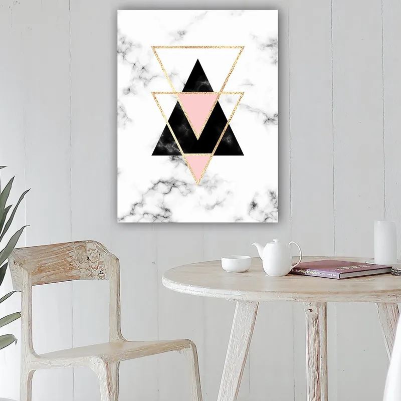 Canvastavla 70x100 cm - Abstrakt komposition av trianglar i olika färger och former - Svart / Rosa / Guld - Inredning - Tavlor & posters - Canvastavla