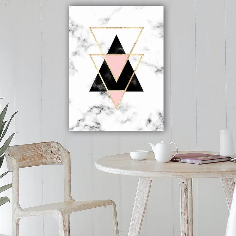 Canvastavla 70x100 cm - Abstrakt komposition av trianglar i olika färger och former - Svart / Rosa / Guld - Inredning - Tavlor & posters - Canvastavla