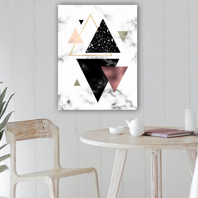 Canvastavla 70x100 cm - Abstrakt komposition av trianglar i olika former och färger - Svart / Rosa / Guld - Inredning - Tavlor & posters - Canvastavla