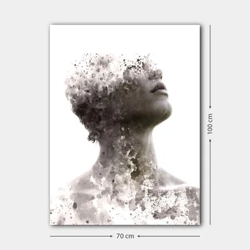 Canvastavla 70x100 cm - Abstrakt porträtt av en person där ansiktet gradvis försvinner i en dimma av färg och form - Grå / Svart / Vit - Inredning - Tavlor & posters - Canvastavla