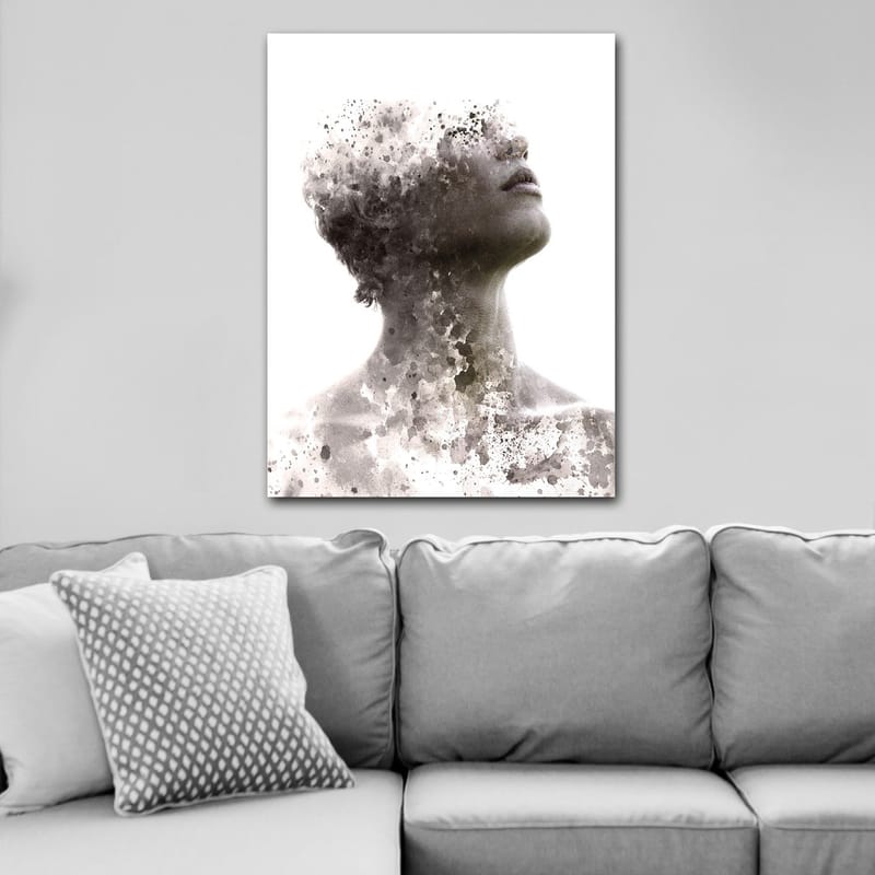 Canvastavla 70x100 cm - Abstrakt porträtt av en person där ansiktet gradvis försvinner i en dimma av färg och form - Grå / Svart / Vit - Inredning - Tavlor & posters - Canvastavla