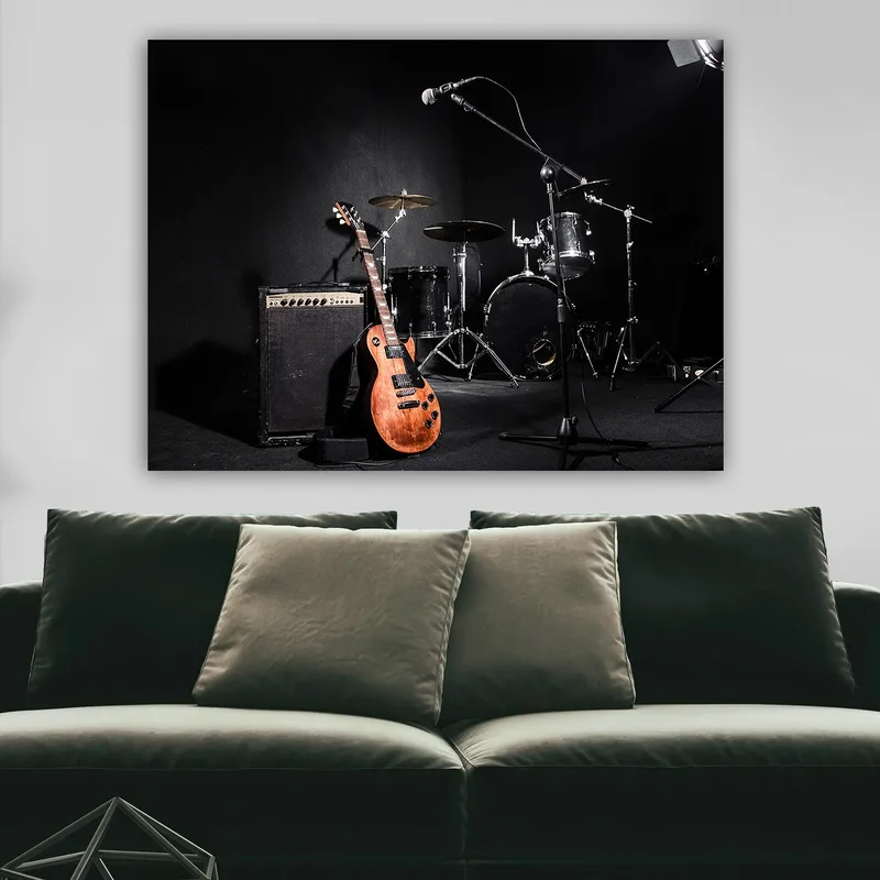 Canvastavla 70x100 cm - Akustisk gitarr och trummor i en musikstudio - Brun / Svart / Silver - Inredning - Tavlor & posters - Canvastavla