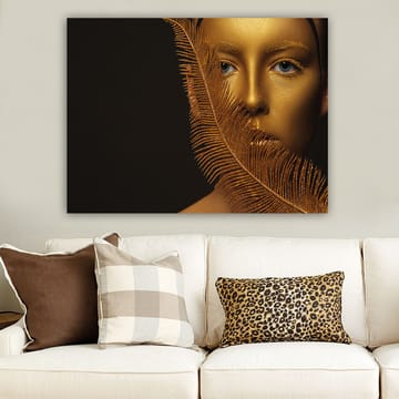 Canvastavla 70x100 cm - Ansiktsporträtt med en gyllene yta och blå ögon, omgiven av en dekorativ fjäderliknande struktur - Guld / Blå - Inredning - Tavlor & posters - Canvastavla