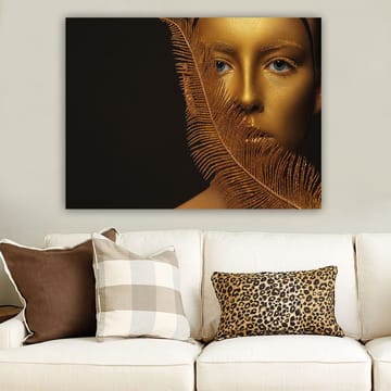 Canvastavla 70x100 cm - Ansiktsporträtt med en gyllene yta och blå ögon, omgiven av en dekorativ fjäderliknande struktur - Guld / Blå - Inredning - Tavlor & posters - Canvastavla
