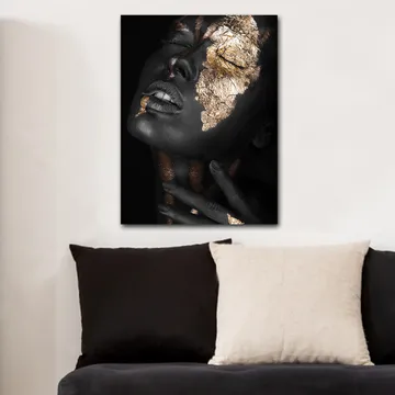 Canvastavla 70x100 cm - Ansiktsporträtt med guldblad som framhäver ansiktets konturer och uttryck - Svart / Guld - Inredning - Tavlor & posters - Canvastavla