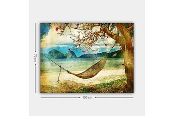 Canvastavla 70x100 cm - Avkopplande hängmatta hängande mellan trädgrenar vid en vacker strand med fjärran berg i bakgrunden - Grön / Brun / Blå - Inredning - Tavlor & posters - Canvastavla
