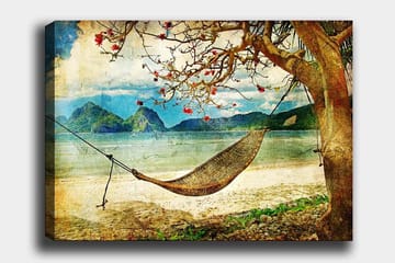 Canvastavla 70x100 cm - Avkopplande hängmatta hängande mellan trädgrenar vid en vacker strand med fjärran berg i bakgrunden - Grön / Brun / Blå - Inredning - Tavlor & posters - Canvastavla
