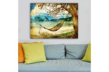 Canvastavla 70x100 cm - Avkopplande hängmatta hängande mellan trädgrenar vid en vacker strand med fjärran berg i bakgrunden - Grön / Brun / Blå - Inredning - Tavlor & posters - Canvastavla