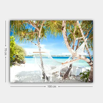 Canvastavla 70x100 cm - Avkopplande hängmatta mellan palmer vid en strand med turkost vatten och klarblå himmel - Vit / Blå / Grön - Inredning - Tavlor & posters - Canvastavla