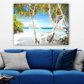 Canvastavla 70x100 cm - Avkopplande hängmatta mellan palmer vid en strand med turkost vatten och klarblå himmel - Vit / Blå / Grön - Inredning - Tavlor & posters - Canvastavla