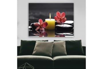 Canvastavla 70x100 cm - Avkopplande komposition med en tänd ljuslykta, svarta stenar och rosa blommor - Gul / Rosa / Svart - Inredning - Tavlor & posters - Canvastavla