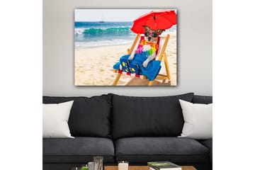 Canvastavla 70x100 cm - Avslappnad hund som njuter av solen på en strandstol under ett parasoll - Röd / Blå / Gul - Inredning - Tavlor & posters - Canvastavla