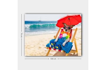 Canvastavla 70x100 cm - Avslappnad hund som njuter av solen på en strandstol under ett parasoll - Röd / Blå / Gul - Inredning - Tavlor & posters - Canvastavla