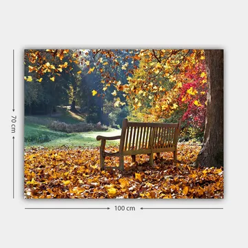 Canvastavla 70x100 cm - Bänk omgiven av färgglada höstlöv i en naturskön miljö - Orange / Gul / Röd - Inredning - Tavlor & posters - Canvastavla