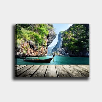 Canvastavla 70x100 cm - Båt ligger stilla vid en klippig strand omgiven av grönskande berg och klart vatten - Grön / Blå / Brun - Inredning - Tavlor & posters - Canvastavla