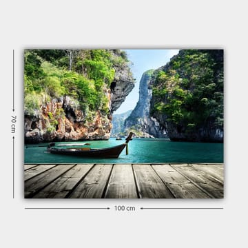 Canvastavla 70x100 cm - Båt ligger stilla vid en klippig strand omgiven av grönskande berg och klart vatten - Grön / Blå / Brun - Inredning - Tavlor & posters - Canvastavla