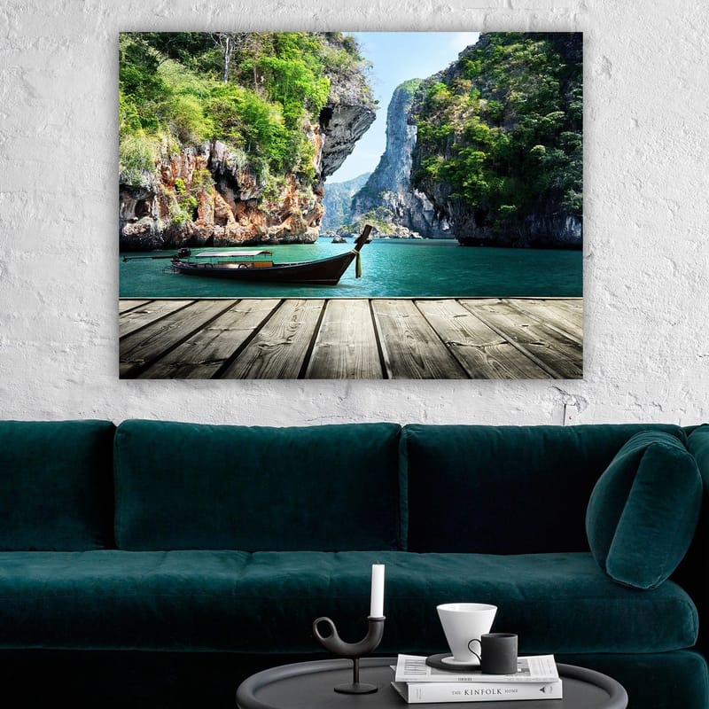 Canvastavla 70x100 cm - Båt ligger stilla vid en klippig strand omgiven av grönskande berg och klart vatten - Grön / Blå / Brun - Inredning - Tavlor & posters - Canvastavla