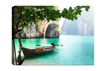 Canvastavla 70x100 cm - Båt ligger stilla vid en tropisk strand omgiven av klippor och klart turkost vatten - Turkos / Grön / Brun - Inredning - Tavlor & posters - Canvastavla