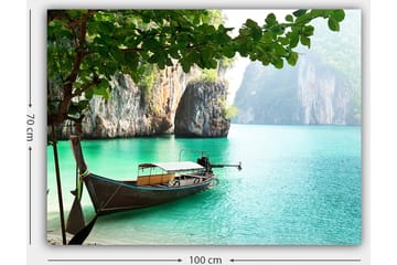 Canvastavla 70x100 cm - Båt ligger stilla vid en tropisk strand omgiven av klippor och klart turkost vatten - Turkos / Grön / Brun - Inredning - Tavlor & posters - Canvastavla