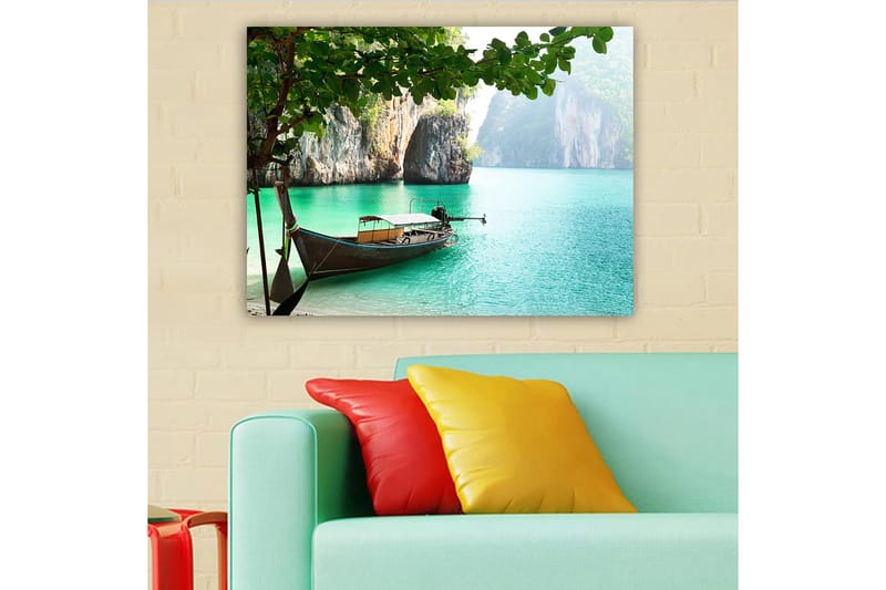 Canvastavla 70x100 cm - Båt ligger stilla vid en tropisk strand omgiven av klippor och klart turkost vatten - Turkos / Grön / Brun - Inredning - Tavlor & posters - Canvastavla