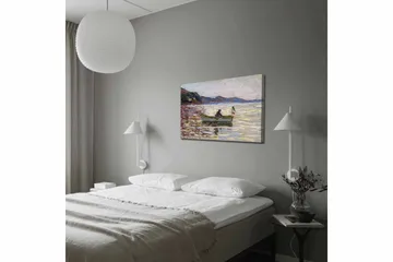 Canvastavla 70x100 cm - Båt med två personer som fiskar på en glittrande sjö under en ljus himmel - Blå / Grön / Beige - Inredning - Tavlor & posters - Canvastavla