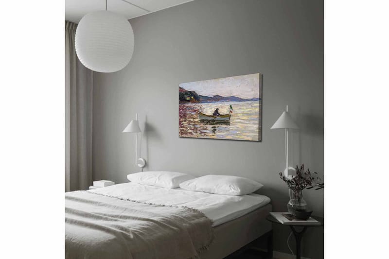 Canvastavla 70x100 cm - Båt med två personer som fiskar på en glittrande sjö under en ljus himmel - Blå / Grön / Beige - Inredning - Tavlor & posters - Canvastavla