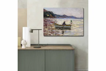 Canvastavla 70x100 cm - Båt med två personer som fiskar på en glittrande sjö under en ljus himmel - Blå / Grön / Beige - Inredning - Tavlor & posters - Canvastavla