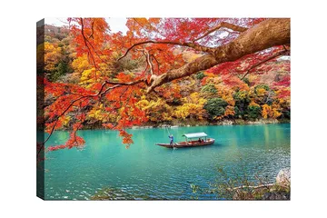 Canvastavla 70x100 cm - Båt som glider fram i en turkos sjö omgiven av färgglada höstlöv - Röd / Gul / Turkos - Inredning - Tavlor & posters - Canvastavla