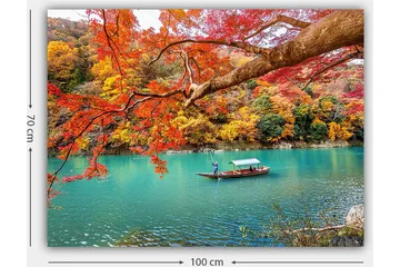Canvastavla 70x100 cm - Båt som glider fram i en turkos sjö omgiven av färgglada höstlöv - Röd / Gul / Turkos - Inredning - Tavlor & posters - Canvastavla