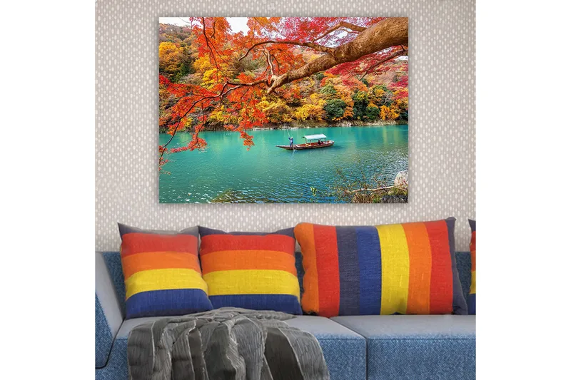 Canvastavla 70x100 cm - Båt som glider fram i en turkos sjö omgiven av färgglada höstlöv - Röd / Gul / Turkos - Inredning - Tavlor & posters - Canvastavla