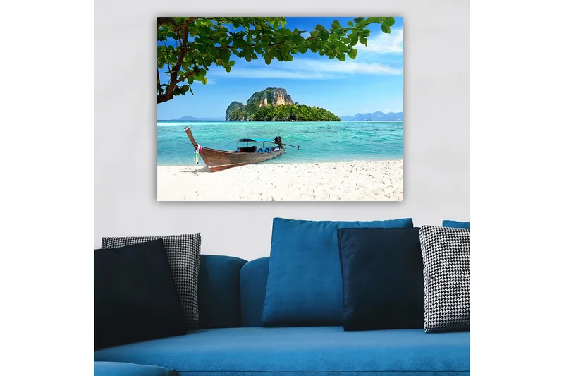 Canvastavla 70x100 cm - Båt vid en tropisk strand med klart blått vatten och grönskande öar i bakgrunden - Blå / Grön / Beige - Inredning - Tavlor & posters - Canvastavla