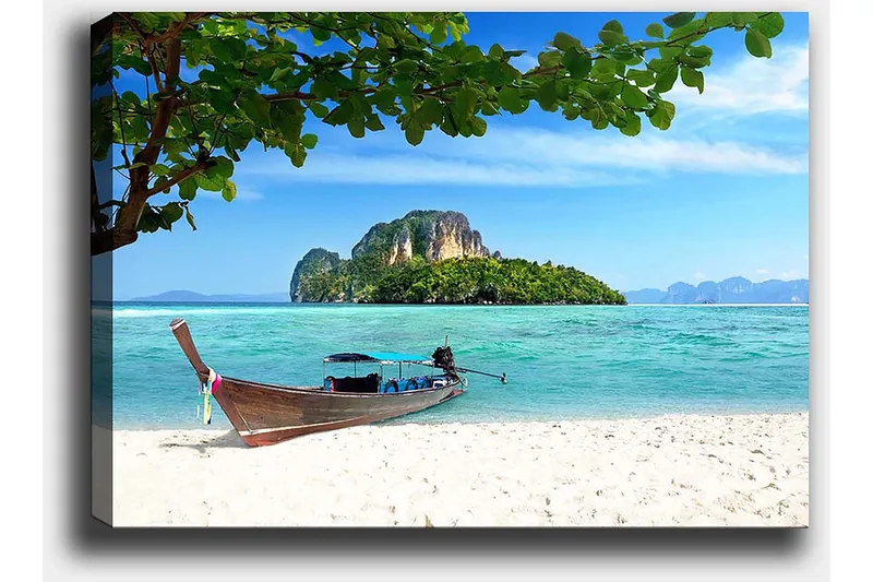 Canvastavla 70x100 cm - Båt vid en tropisk strand med klart blått vatten och grönskande öar i bakgrunden - Blå / Grön / Beige - Inredning - Tavlor & posters - Canvastavla