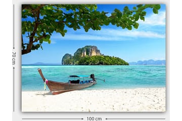 Canvastavla 70x100 cm - Båt vid en tropisk strand med klart blått vatten och grönskande öar i bakgrunden - Blå / Grön / Beige - Inredning - Tavlor & posters - Canvastavla