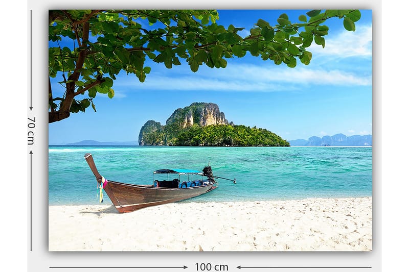 Canvastavla 70x100 cm - Båt vid en tropisk strand med klart blått vatten och grönskande öar i bakgrunden - Blå / Grön / Beige - Inredning - Tavlor & posters - Canvastavla