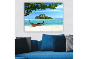 Canvastavla 70x100 cm - Båt vid en tropisk strand med klart blått vatten och grönskande öar i bakgrunden - Blå / Grön / Beige - Inredning - Tavlor & posters - Canvastavla