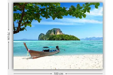 Canvastavla 70x100 cm - Båt vid en tropisk strand med klart blått vatten och grönskande öar i bakgrunden - Blå / Grön / Beige - Inredning - Tavlor & posters - Canvastavla