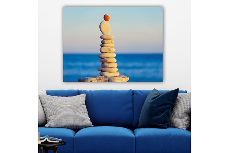 Canvastavla 70x100 cm - Balanserad stapel av stenar med en röd sten på toppen - Ljusgrå / Beige / Röd - Inredning - Tavlor & posters - Canvastavla