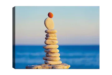 Canvastavla 70x100 cm - Balanserad stapel av stenar med en röd sten på toppen - Ljusgrå / Beige / Röd - Inredning - Tavlor & posters - Canvastavla
