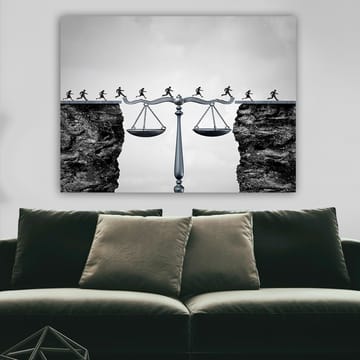 Canvastavla 70x100 cm - Balansvåg som symboliserar rättvisa, med små figurer som springer över en avgrund - Svart / Grå / Silver - Inredning - Tavlor & posters - Canvastavla