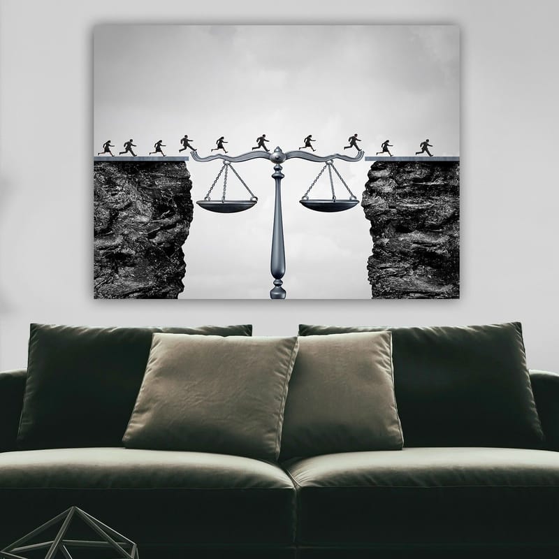 Canvastavla 70x100 cm - Balansvåg som symboliserar rättvisa, med små figurer som springer över en avgrund - Svart / Grå / Silver - Inredning - Tavlor & posters - Canvastavla
