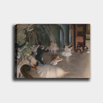 Canvastavla 70x100 cm - Balettföreställning med dansare i tutus som övar under ledning av en koreograf - Ljusblå / Vit / Beige - Inredning - Tavlor & posters - Canvastavla