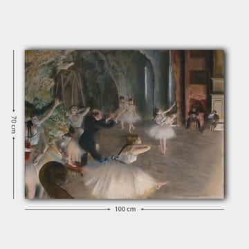 Canvastavla 70x100 cm - Balettföreställning med dansare i tutus som övar under ledning av en koreograf - Ljusblå / Vit / Beige - Inredning - Tavlor & posters - Canvastavla