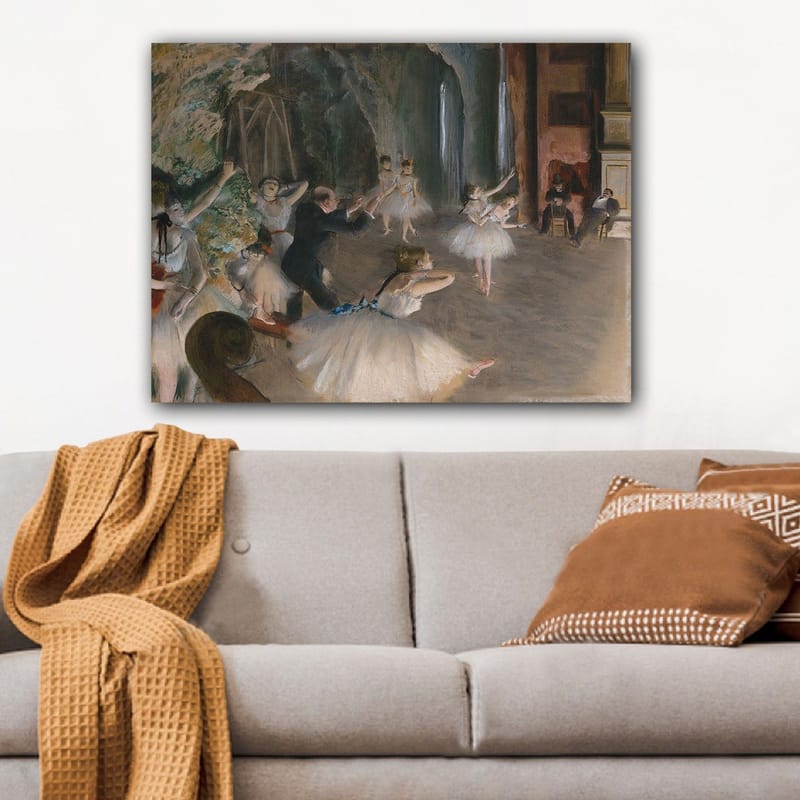 Canvastavla 70x100 cm - Balettföreställning med dansare i tutus som övar under ledning av en koreograf - Ljusblå / Vit / Beige - Inredning - Tavlor & posters - Canvastavla