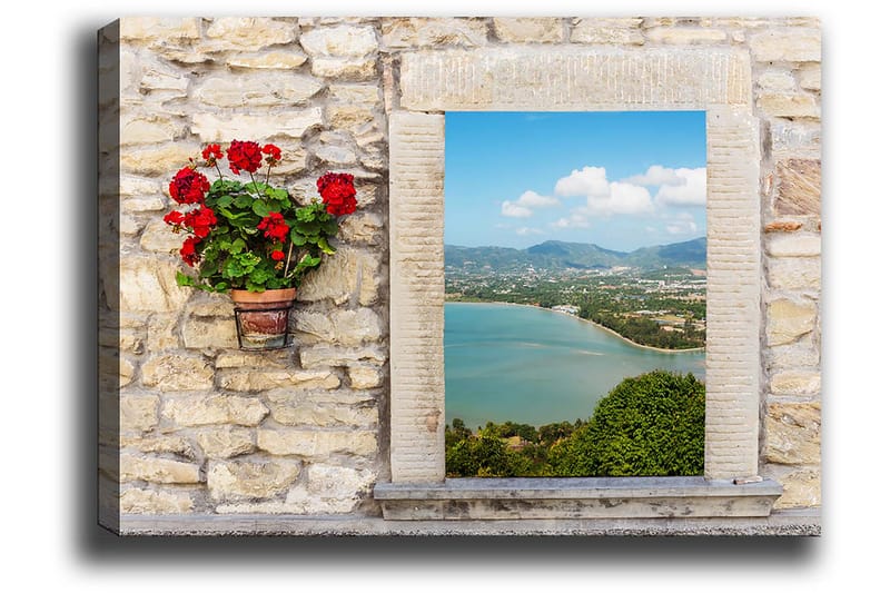 Canvastavla 70x100 cm - Blomkruka med röda blommor på en stenig vägg som ramar in en vacker utsikt över havet och landskapet - Röd / Grön / Beige - Inredning - Tavlor & posters - Canvastavla