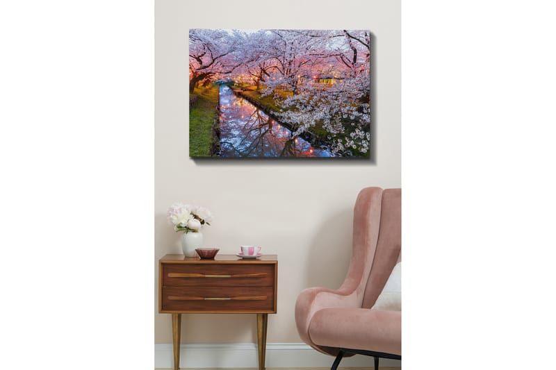 Canvastavla 70x100 cm - Blommande körsbärsträd vid en stilla kanal i skymningen - Rosa / Vitt / Grönt - Inredning - Tavlor & posters - Canvastavla